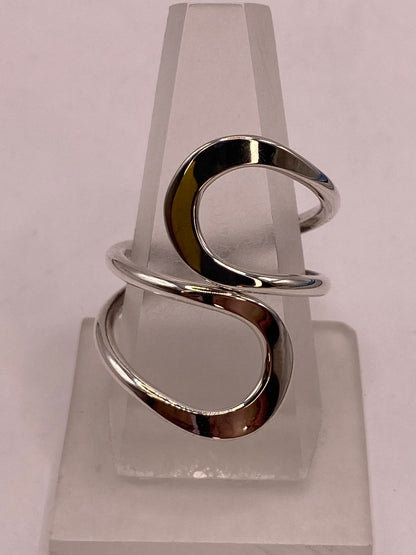 Anillo Artesanal Ajustable en Plata con Diseño Ondulado Contemporáneo en báscula mostrando peso