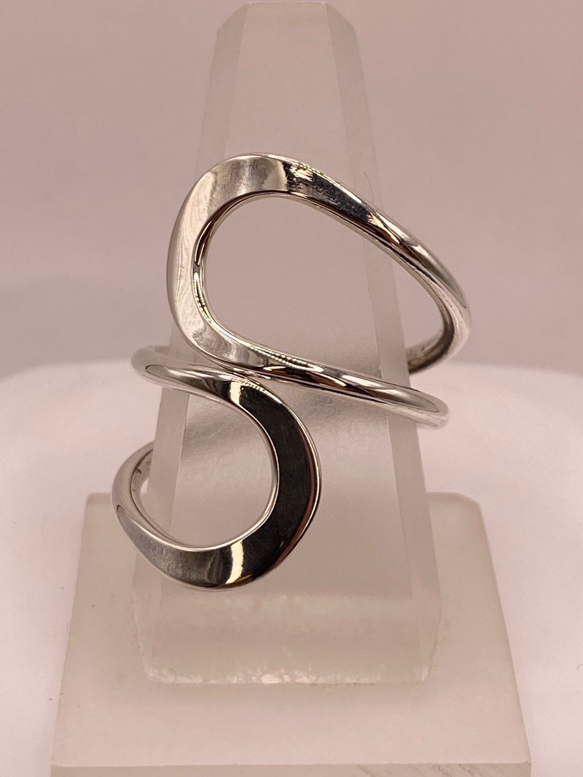 Anillo Artesanal Ajustable en Plata con Diseño Ondulado Contemporáneo, vista superior