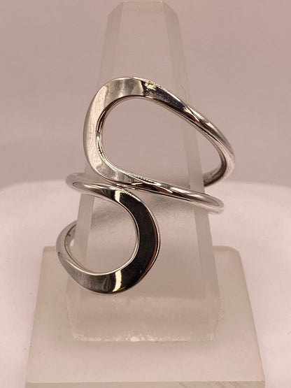 Anillo Artesanal Ajustable en Plata con Diseño Ondulado Contemporáneo, vista superior