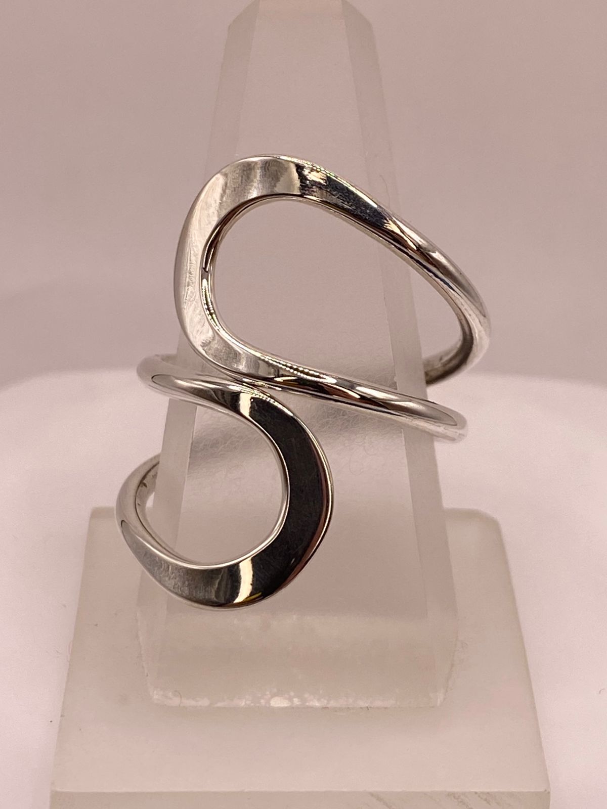 Anillo Artesanal Ajustable en Plata con Diseño Ondulado Contemporáneo, vista de detalle
