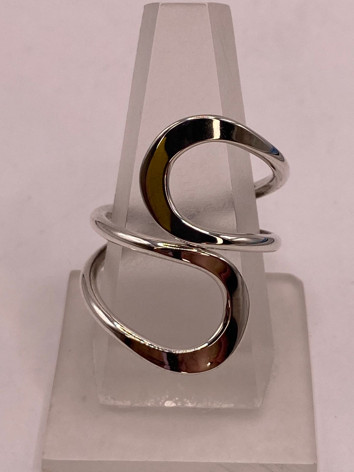 Anillo Artesanal Ajustable en Plata con Diseño Ondulado Contemporáneo, vista lateral