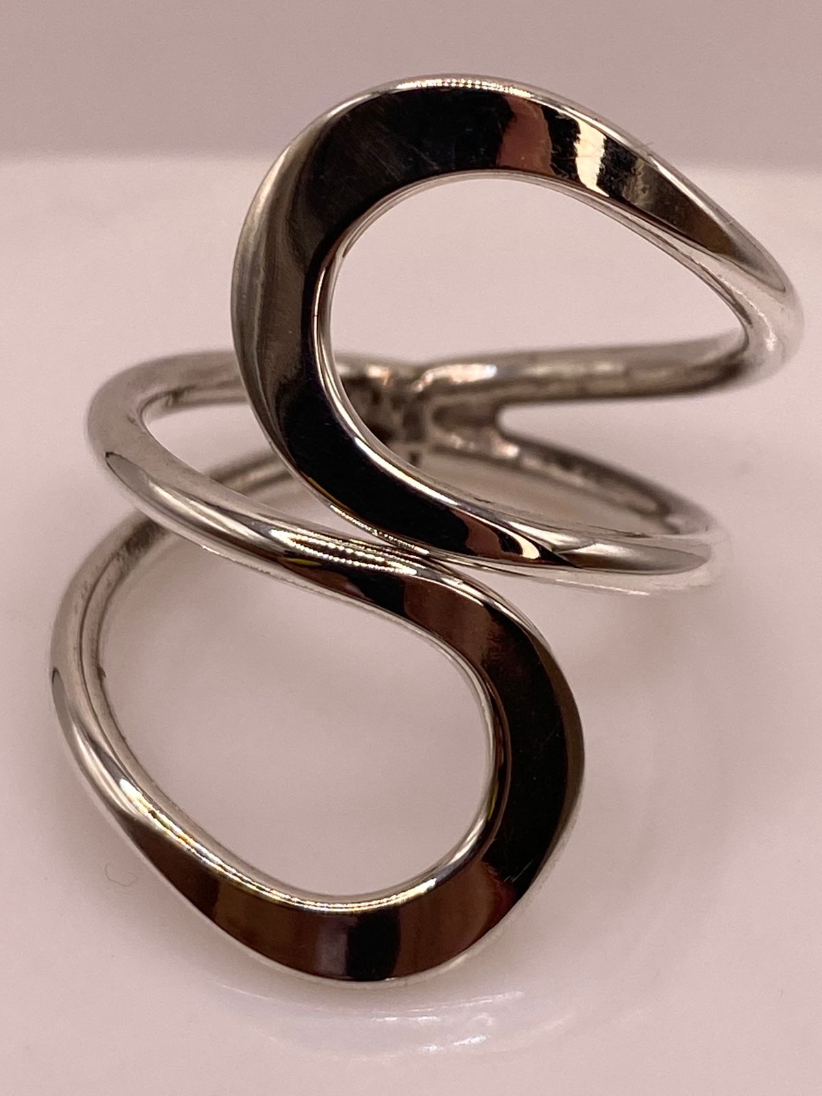 Anillo Artesanal Ajustable en Plata con Diseño Ondulado Contemporáneo, sello de autenticidad Plata Ley .925