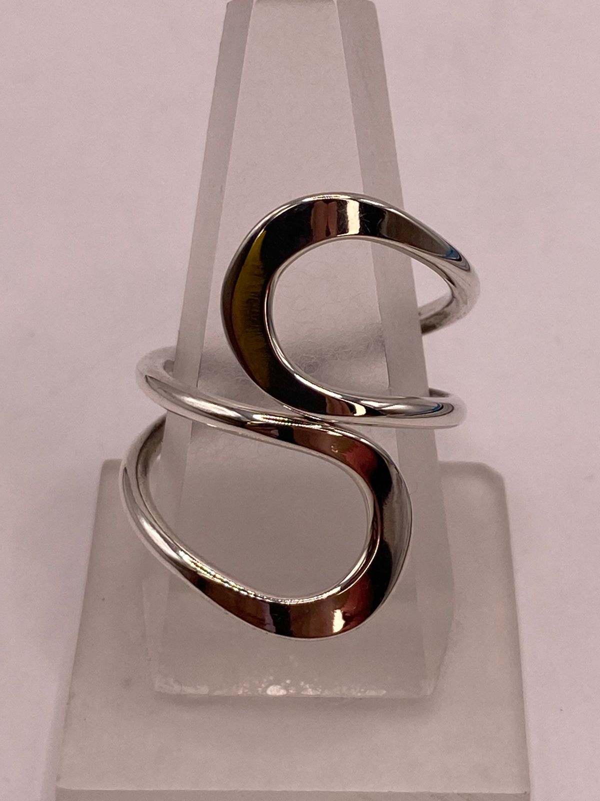 Anillo Artesanal Ajustable en Plata con Diseño Ondulado Contemporáneo en báscula mostrando peso