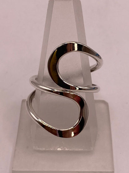 Anillo Artesanal Ajustable en Plata con Diseño Ondulado Contemporáneo en báscula mostrando peso