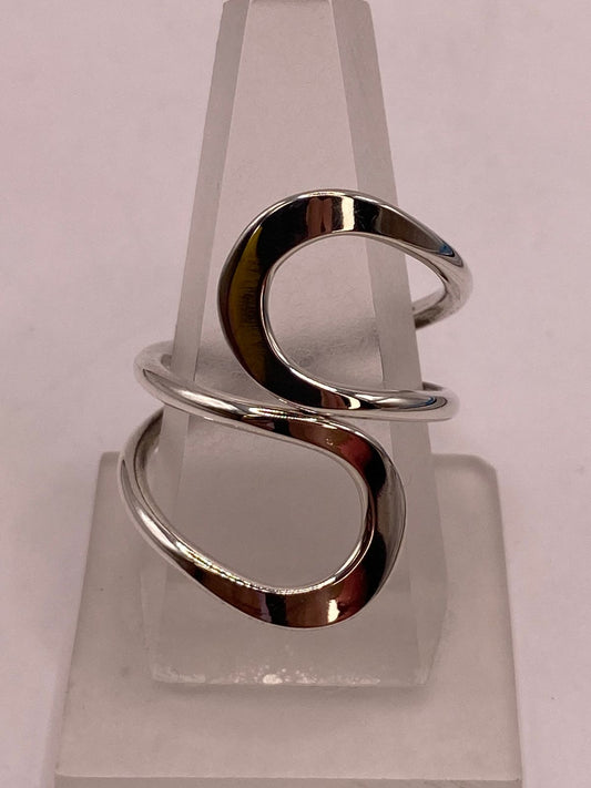 Anillo Artesanal Ajustable en Plata con Diseño Ondulado Contemporáneo en báscula mostrando peso
