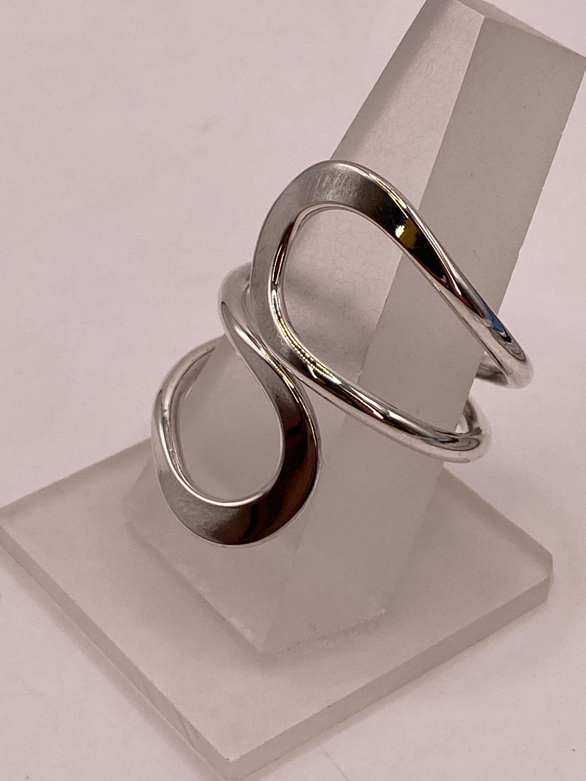 Anillo Artesanal Ajustable en Plata con Diseño Ondulado Contemporáneo, vista frontal