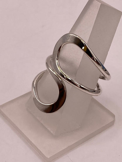 Anillo Artesanal Ajustable en Plata con Diseño Ondulado Contemporáneo, vista frontal
