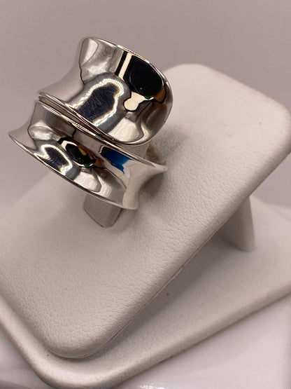 Anillo Artesanal Ajustable en Plata con Diseño Ondulado Doble, vista frontal