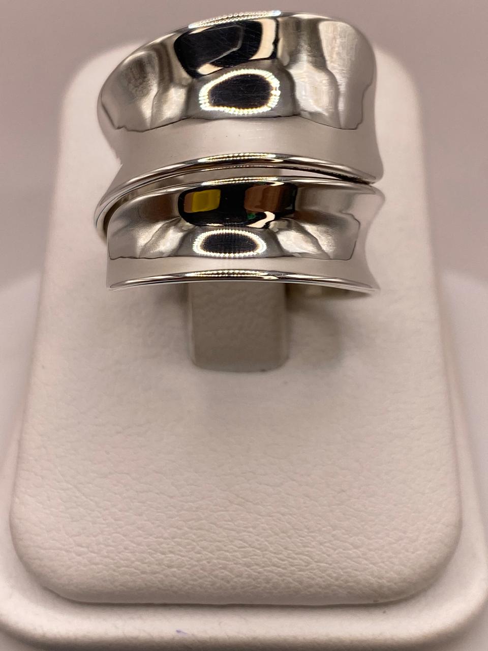 Anillo Artesanal Ajustable en Plata con Diseño Ondulado Doble, vista superior