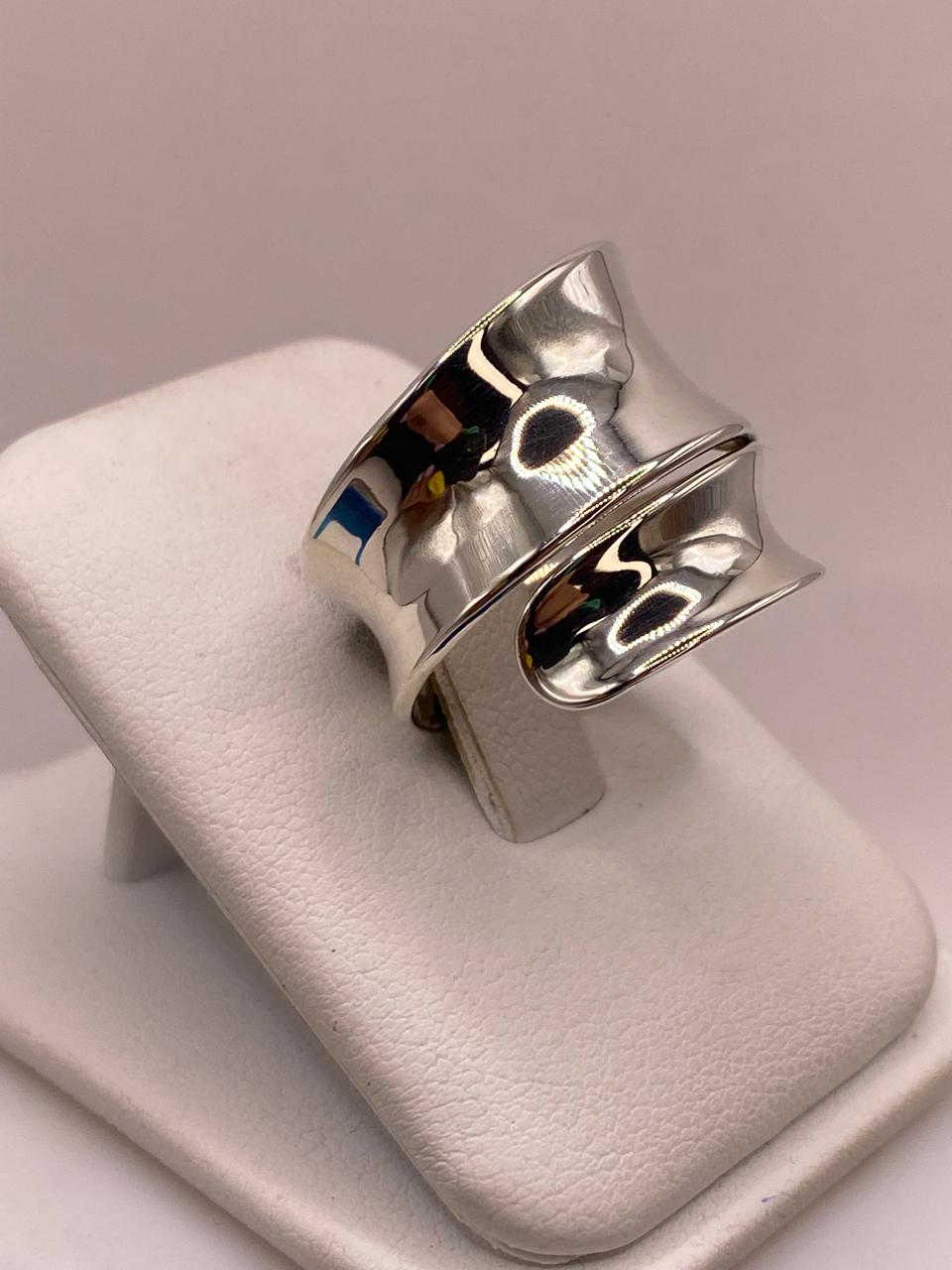 Anillo Artesanal Ajustable en Plata con Diseño Ondulado Doble, vista lateral