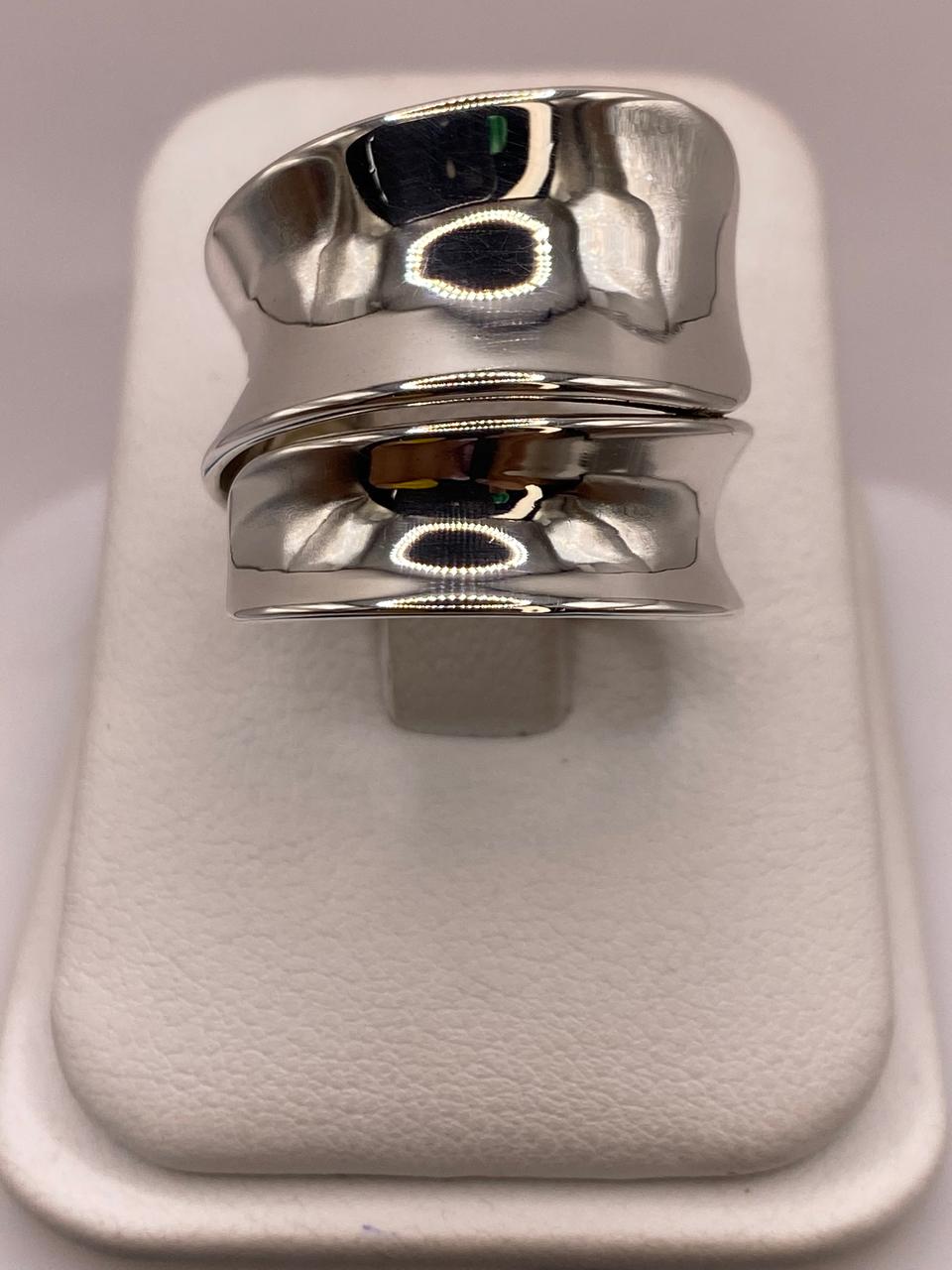 Anillo Artesanal Ajustable en Plata con Diseño Ondulado Doble en báscula mostrando peso