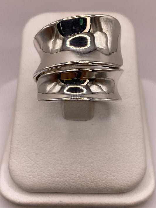 Anillo Artesanal Ajustable en Plata con Diseño Ondulado Doble en báscula mostrando peso