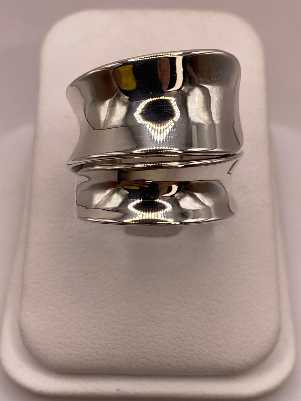 Anillo Artesanal Ajustable en Plata con Diseño Ondulado Doble, vista de detalle