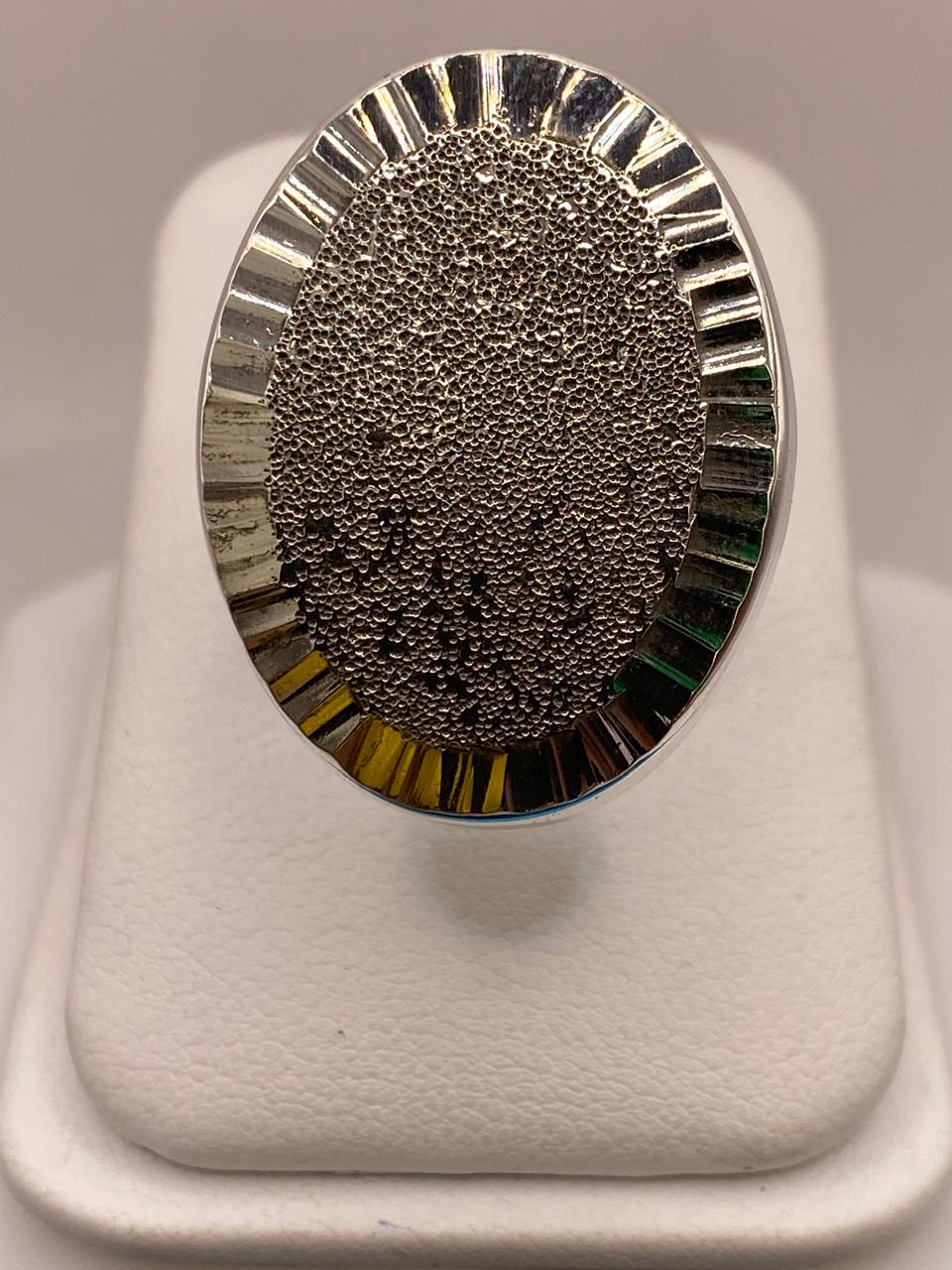 Anillo Artesanal Ajustable en Plata con Óvalo Texturizado — vista lateral