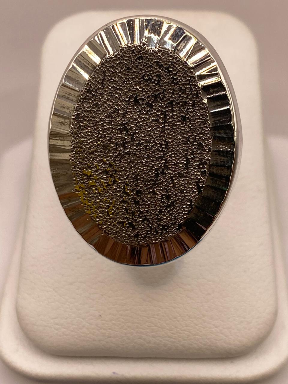 Anillo Artesanal Ajustable en Plata con Óvalo Texturizado, vista frontal