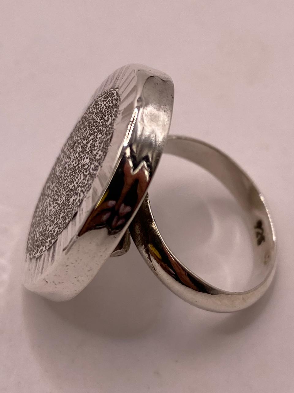 Anillo Artesanal Ajustable en Plata con Óvalo Texturizado, sello de autenticidad Plata Ley .925