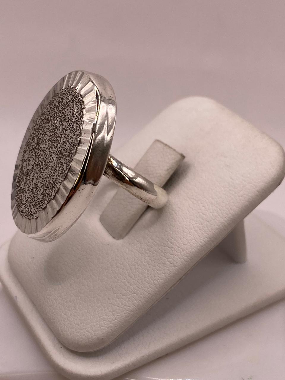 Anillo Artesanal Ajustable en Plata con Óvalo Texturizado, vista lateral