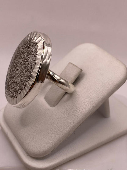 Anillo Artesanal Ajustable en Plata con Óvalo Texturizado, vista lateral