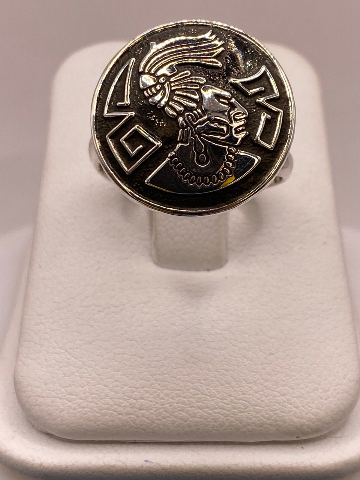 Anillo Artesanal Ajustable en Plata con Rostro Mesoamericano, vista frontal