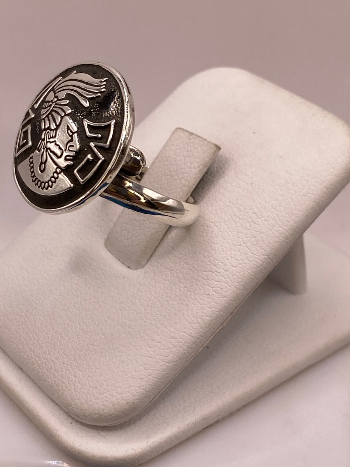 Anillo Artesanal Ajustable en Plata con Rostro Mesoamericano, vista lateral