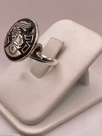 Anillo Artesanal Ajustable en Plata con Rostro Mesoamericano, vista lateral