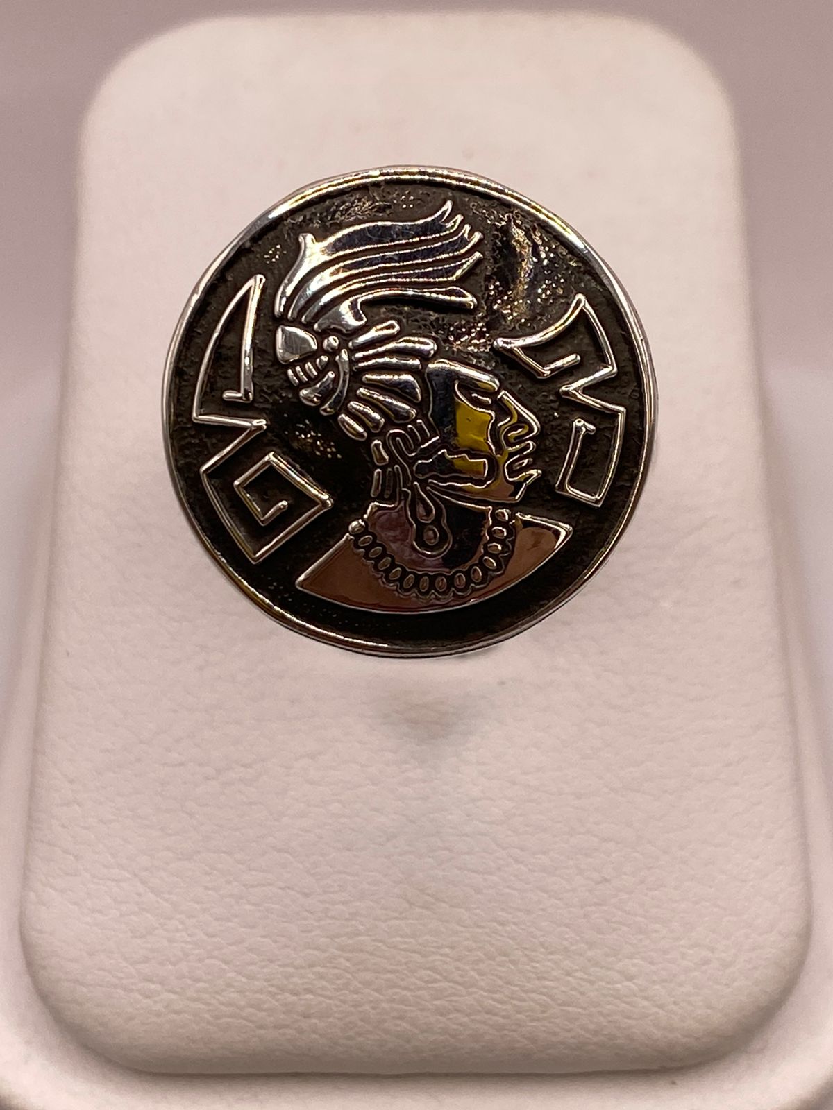 Anillo Artesanal Ajustable en Plata con Rostro Mesoamericano — ángulo diagonal