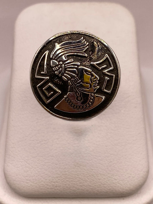 Anillo Artesanal Ajustable en Plata con Rostro Mesoamericano — ángulo diagonal