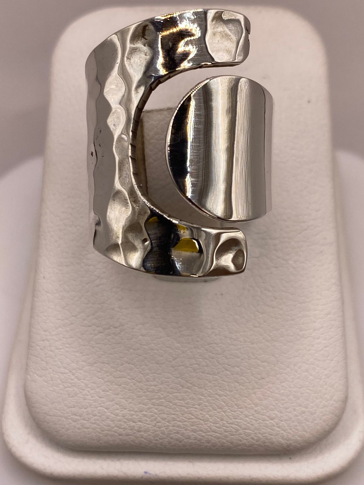 Anillo Artesanal Ajustable en Plata con Textura Martillada y Placa Pulida, vista de detalle