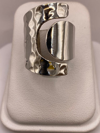 Anillo Artesanal Ajustable en Plata con Textura Martillada y Placa Pulida, vista de detalle