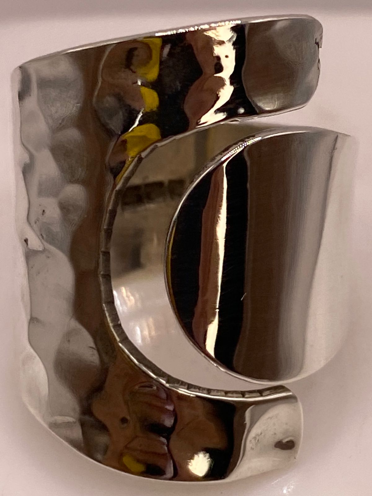 Anillo Artesanal Ajustable en Plata con Textura Martillada y Placa Pulida, sello de autenticidad Plata Ley .925