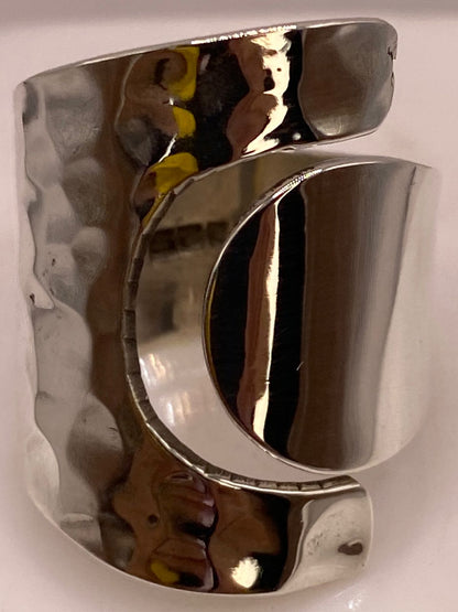 Anillo Artesanal Ajustable en Plata con Textura Martillada y Placa Pulida, sello de autenticidad Plata Ley .925