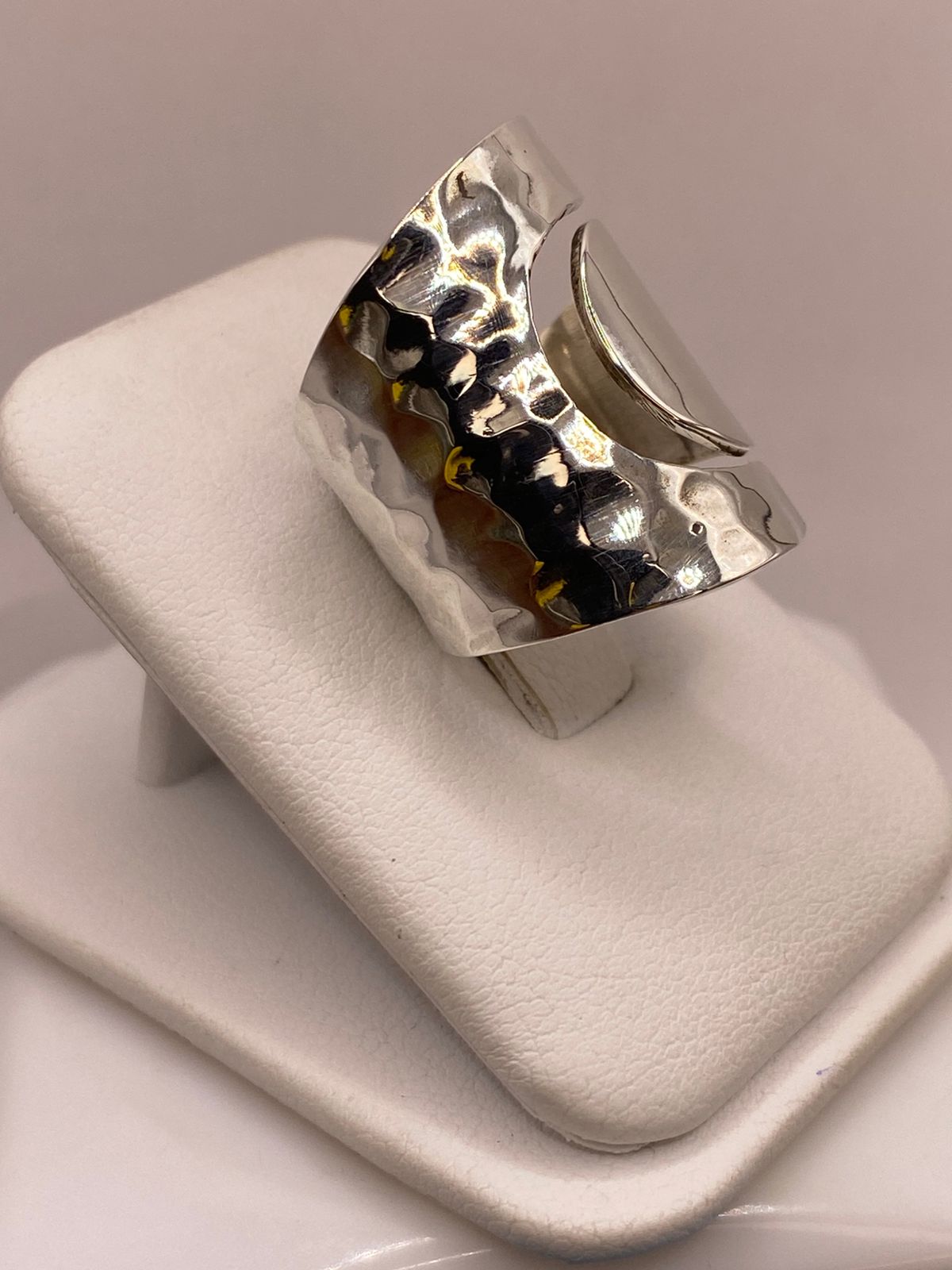 Anillo Artesanal Ajustable en Plata con Textura Martillada y Placa Pulida, vista frontal