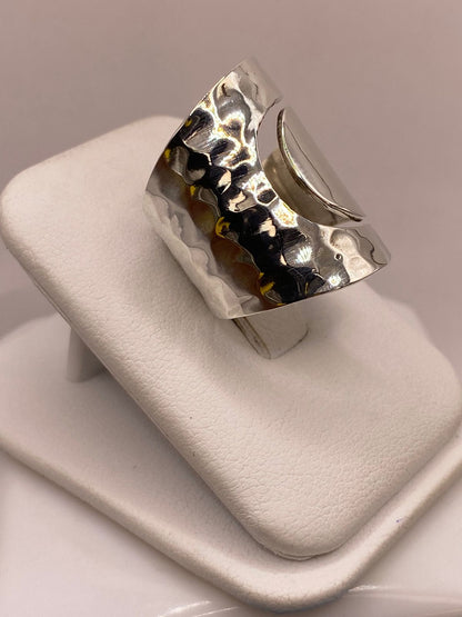 Anillo Artesanal Ajustable en Plata con Textura Martillada y Placa Pulida, vista frontal