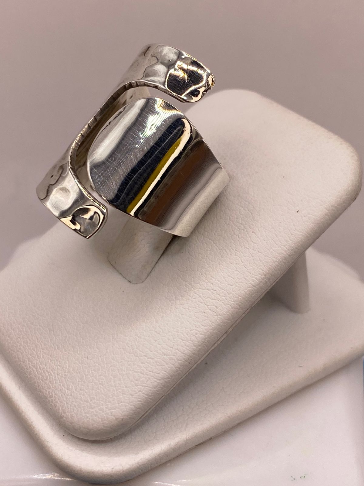 Anillo Artesanal Ajustable en Plata con Textura Martillada y Placa Pulida, vista lateral