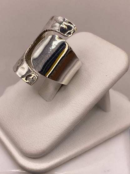 Anillo Artesanal Ajustable en Plata con Textura Martillada y Placa Pulida, vista lateral