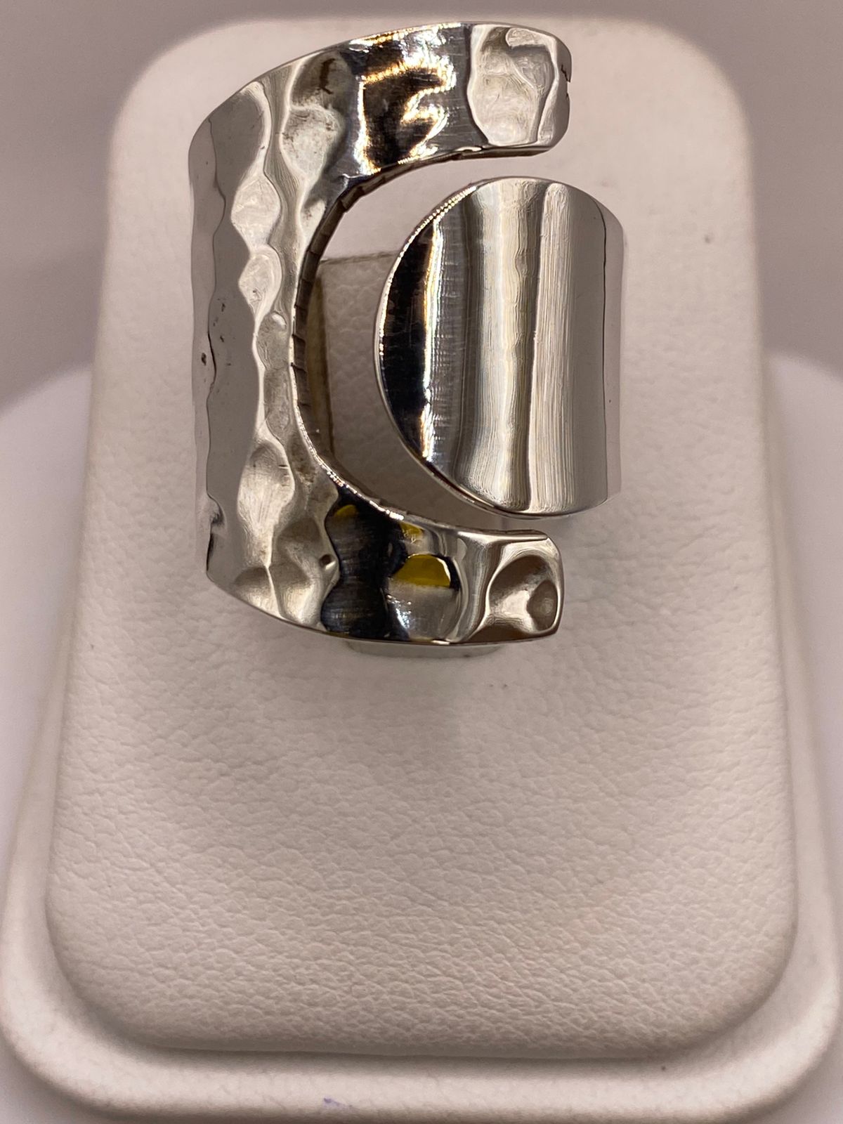Anillo Artesanal Ajustable en Plata con Textura Martillada y Placa Pulida — ángulo diagonal