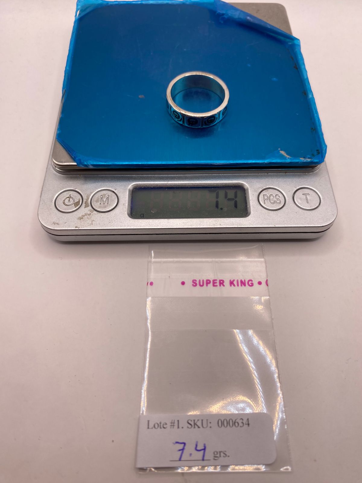 Anillo Artesanal con Caritas Esmaltadas en Plata, peso en gramos (báscula)