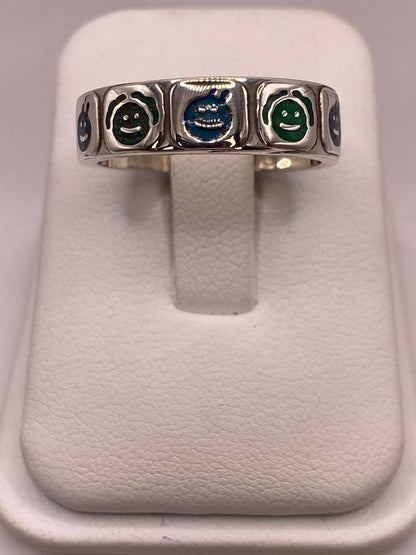 Anillo Artesanal con Caritas Esmaltadas en Plata — vista lateral