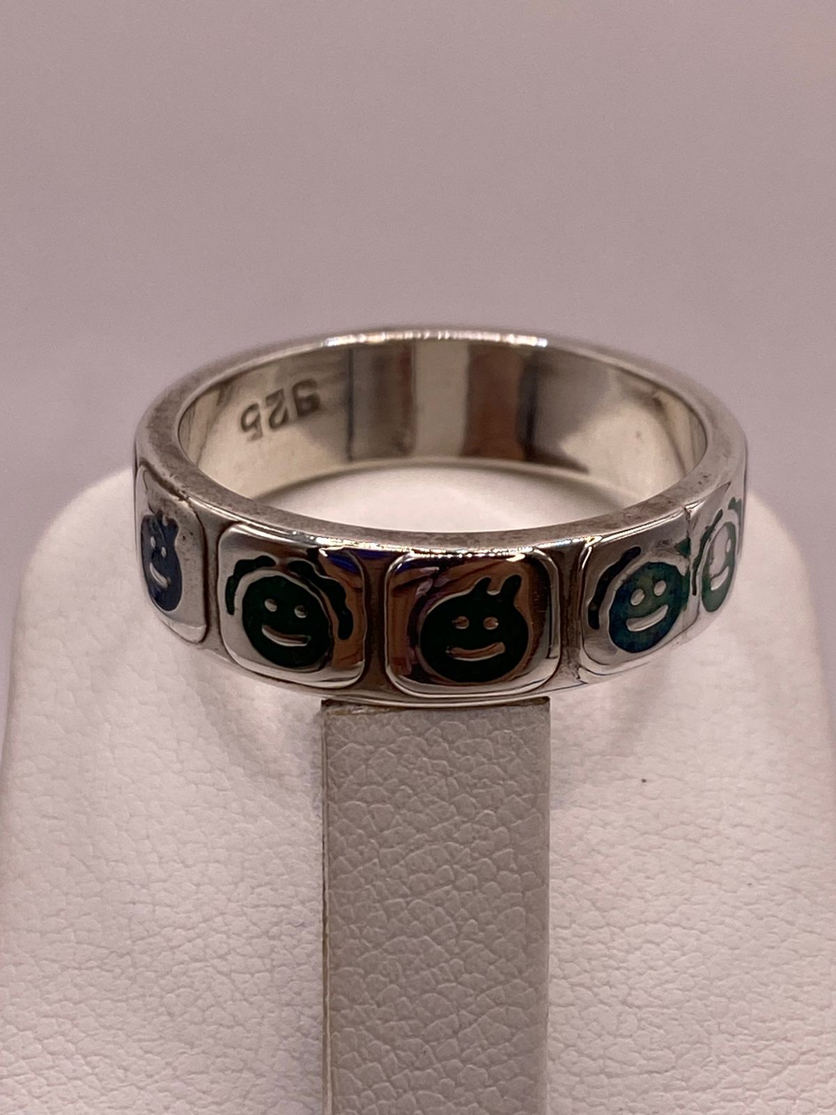 Anillo Artesanal con Caritas Esmaltadas en Plata, sello de autenticidad Plata Ley .925