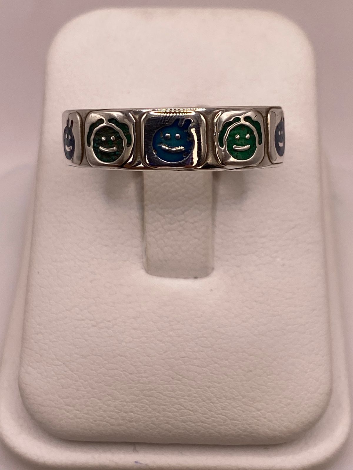 Anillo Artesanal con Caritas Esmaltadas en Plata, vista lateral