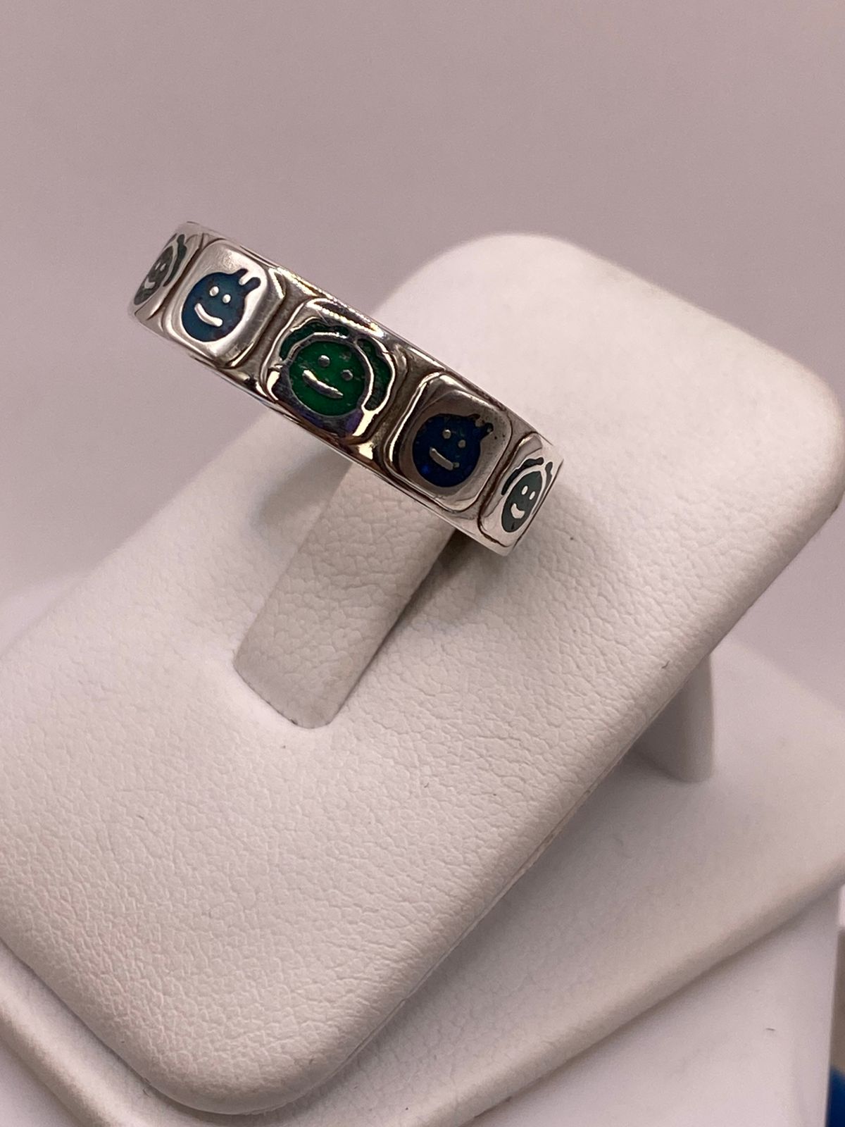 Anillo Artesanal con Caritas Esmaltadas en Plata, vista frontal