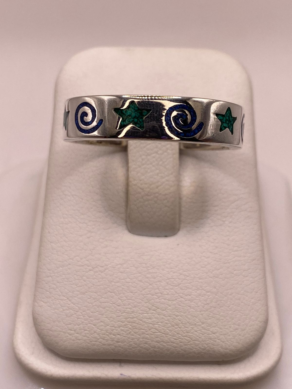 Anillo Artesanal con Estrellas y Espirales Esmaltadas en Plata, vista lateral