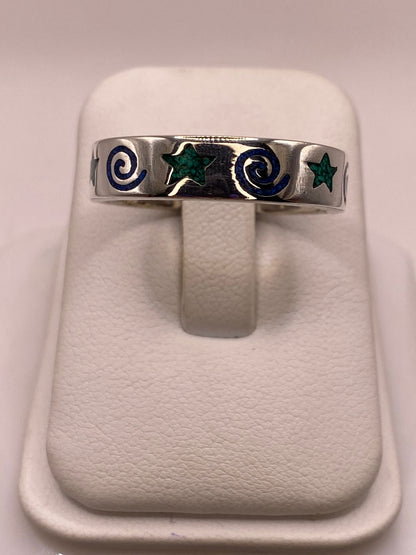 Anillo Artesanal con Estrellas y Espirales Esmaltadas en Plata, vista lateral