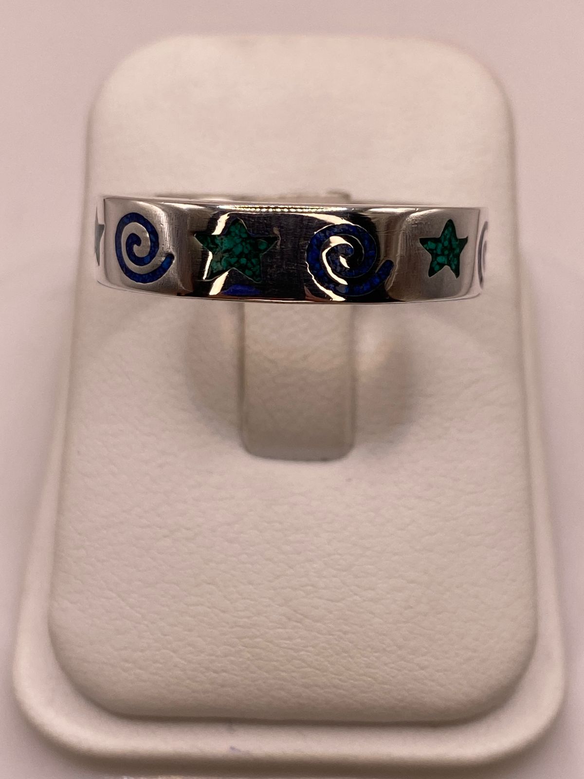 Anillo Artesanal con Estrellas y Espirales Esmaltadas en Plata