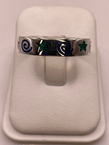 Anillo Artesanal con Estrellas y Espirales Esmaltadas en Plata — vista lateral