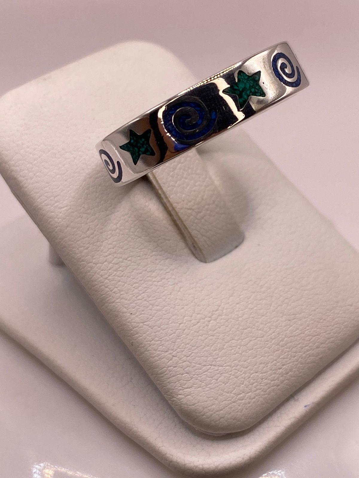 Anillo Artesanal con Estrellas y Espirales Esmaltadas en Plata, vista frontal