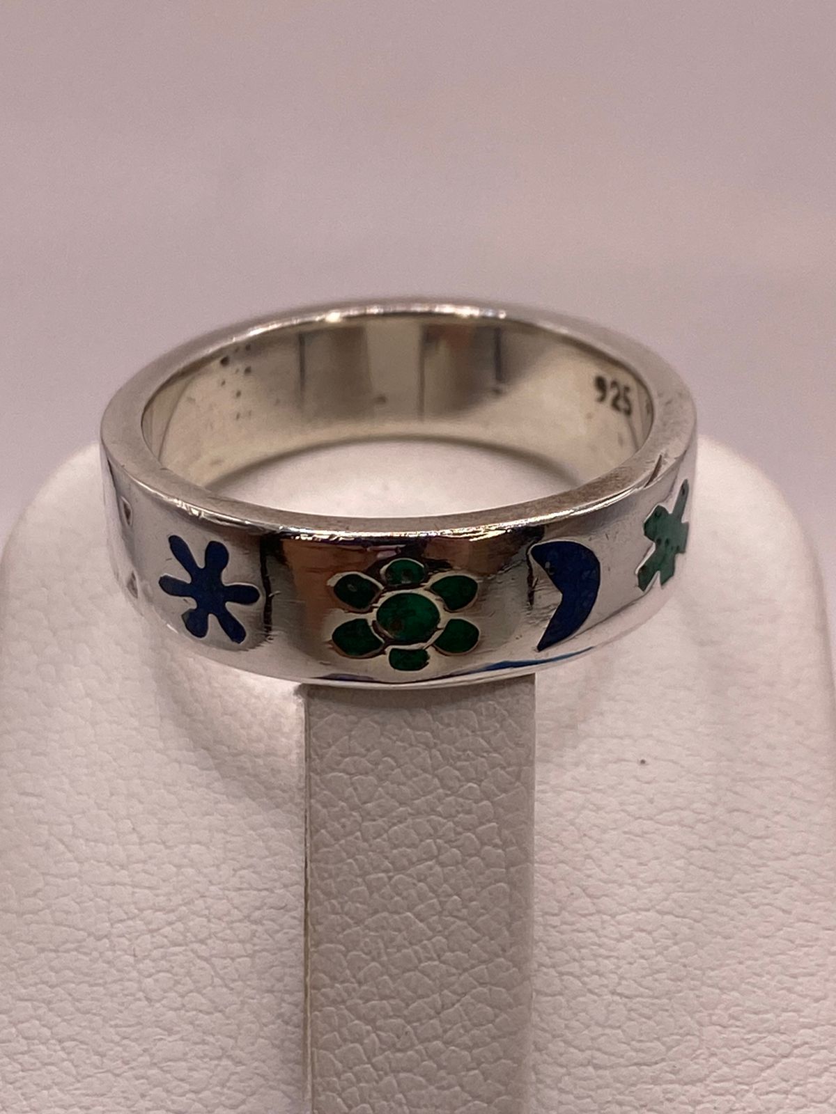 Anillo Artesanal con Figuras Esmaltadas en Plata, sello de autenticidad Plata Ley .925