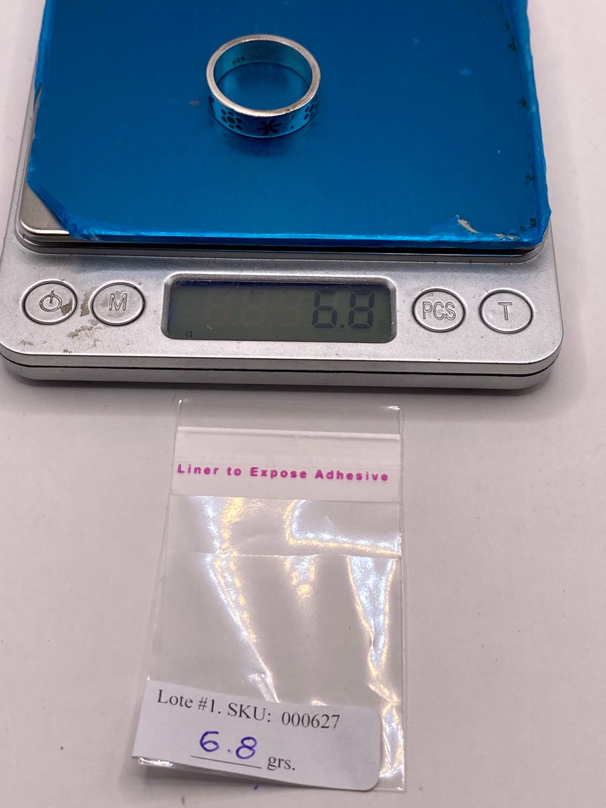 Anillo Artesanal con Figuras Esmaltadas en Plata, peso en gramos (báscula)