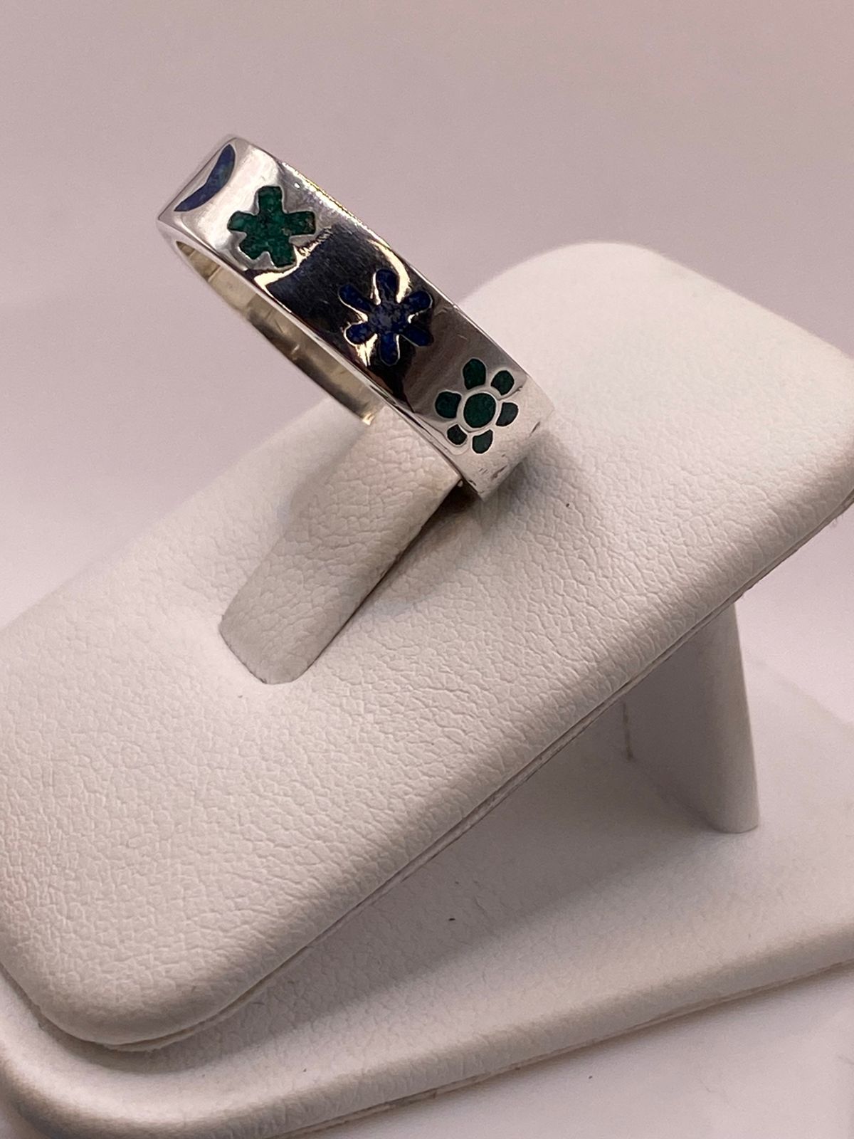 Anillo Artesanal con Figuras Esmaltadas en Plata, vista lateral