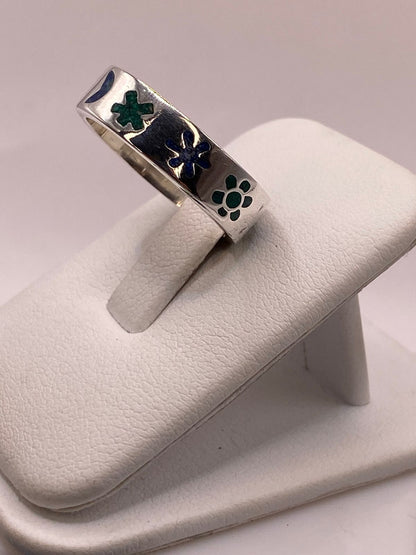 Anillo Artesanal con Figuras Esmaltadas en Plata, vista lateral